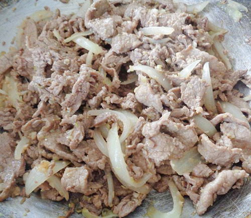 Thịt bò xào hành ăn kèm bún ngon ơi là ngon - 4