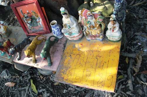 TPHCM: Nửa đêm, đua nhau đến miếu cầu cơ - 1