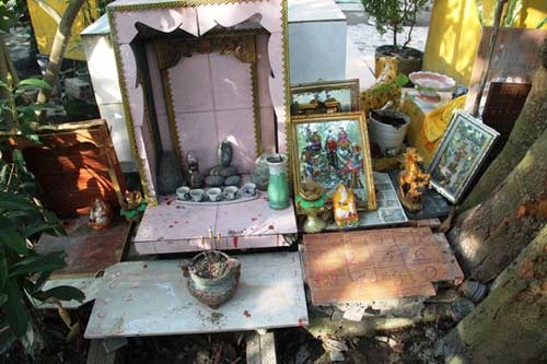 TPHCM: Nửa đêm, đua nhau đến miếu cầu cơ - 3