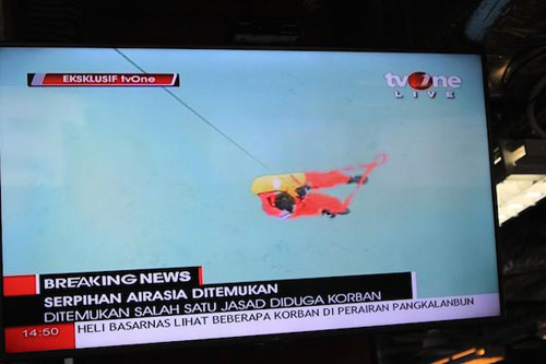 Indonesia đính chính mới vớt được 3 thi thể nạn nhân QZ8501 - 13