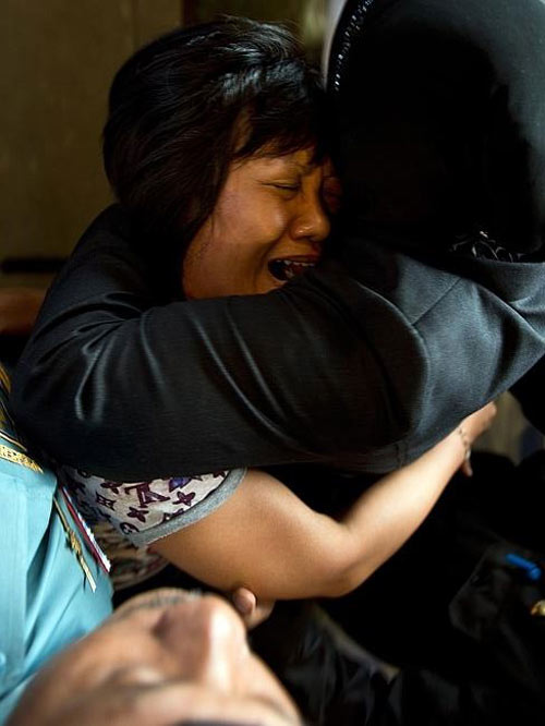 Thân nhân hành khách QZ8501 ngất xỉu khi nhận hung tin - 11