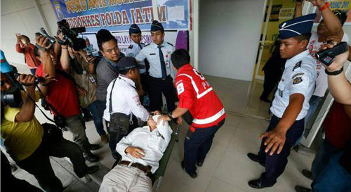 Thân nhân hành khách QZ8501 ngất xỉu khi nhận hung tin - 2