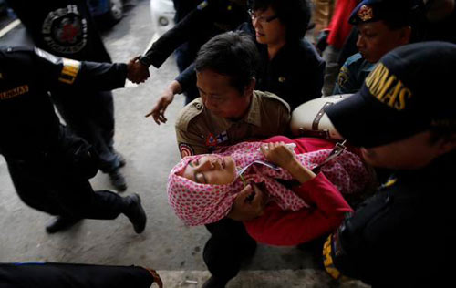 Thân nhân hành khách QZ8501 ngất xỉu khi nhận hung tin - 4