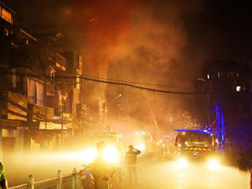 Cháy 8 căn nhà, 1 người chết ngay trung tâm TP.HCM - 3