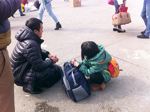 Trẻ nhỏ vật vã theo bố mẹ về quê nghỉ tết Dương lịch - 15