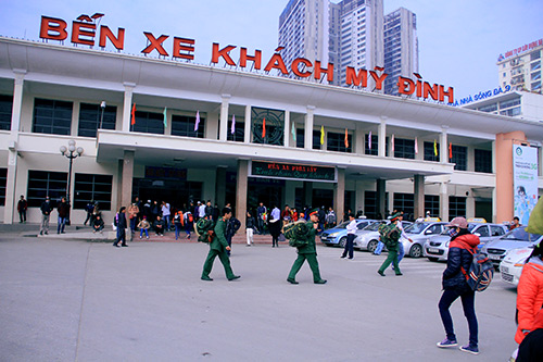 Trẻ nhỏ vật vã theo bố mẹ về quê nghỉ tết Dương lịch - 1