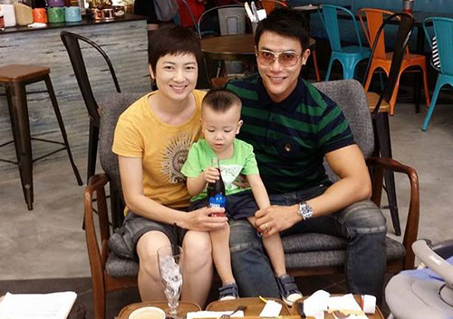 Thúy Vinh đưa con sang Singapore đón năm mới cùng chồng - 1