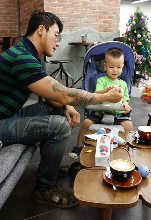 Thúy Vinh đưa con sang Singapore đón năm mới cùng chồng - 2