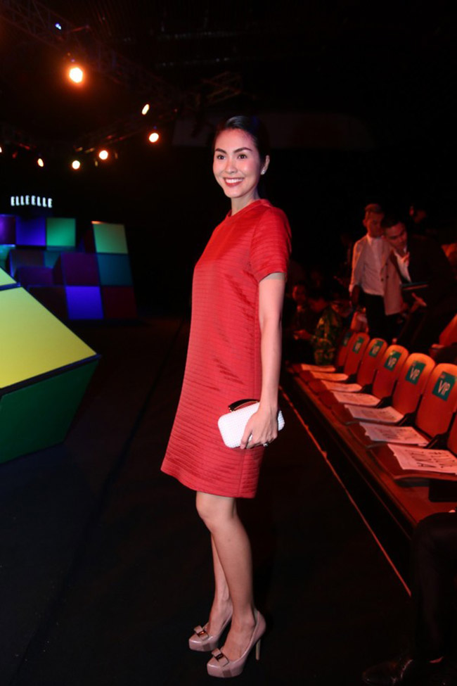 Tăng Thanh Hà tới dự một show thời trang với chiếc váy suông màu đỏ đơn giản
