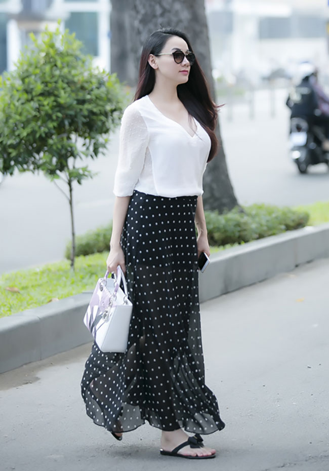 Diễn viên Trang Nhung trên phố vời kết hợp váy maxi thướt tha
