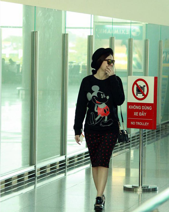 Ca sĩ Thu Thủy với thời trang bà bầu ở sân bay rất 'teen'
