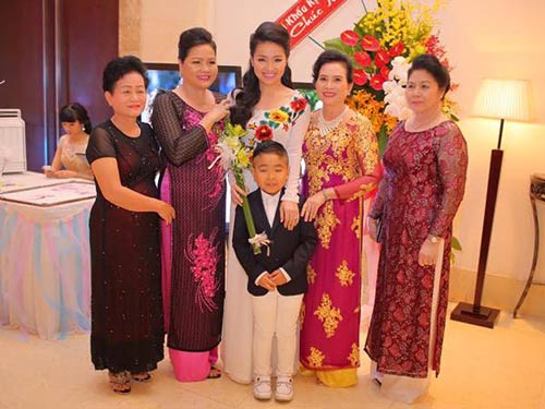 Lê Khánh mặc áo dài tinh khôi trong ngày cưới - 9