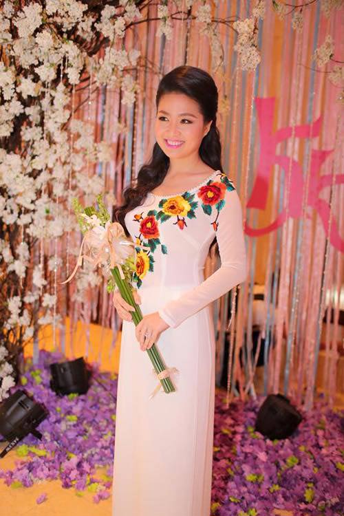 Lê Khánh mặc áo dài tinh khôi trong ngày cưới - 5