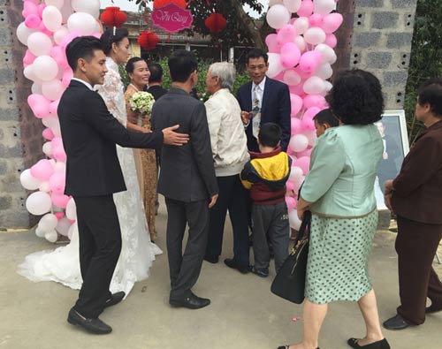 Lê Thúy hôn chồng điển trai trong ngày cưới ở quê nhà - 2