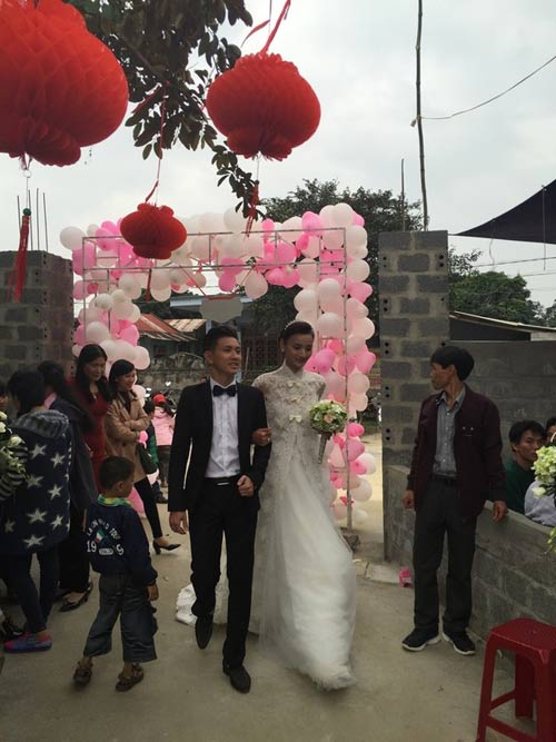 Lê Thúy hôn chồng điển trai trong ngày cưới ở quê nhà - 3