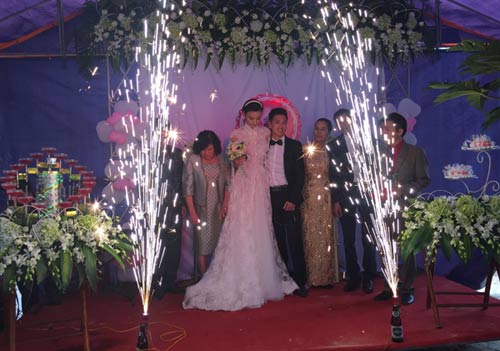Lê Thúy hôn chồng điển trai trong ngày cưới ở quê nhà - 7