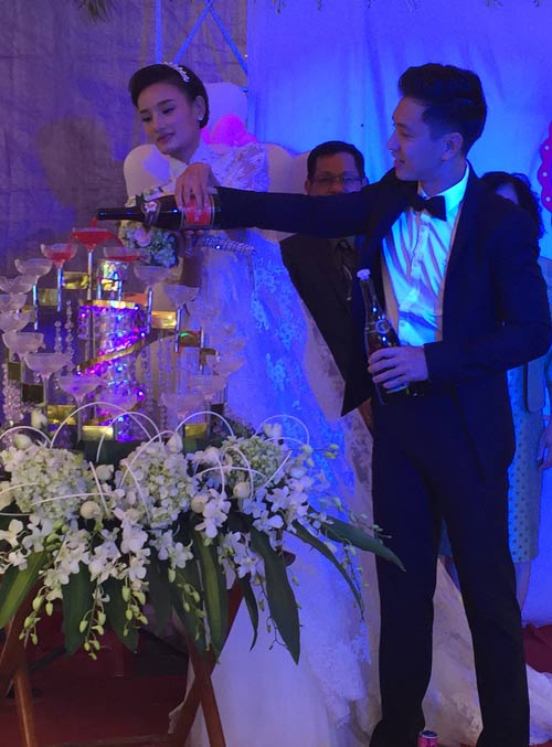 Lê Thúy hôn chồng điển trai trong ngày cưới ở quê nhà - 11