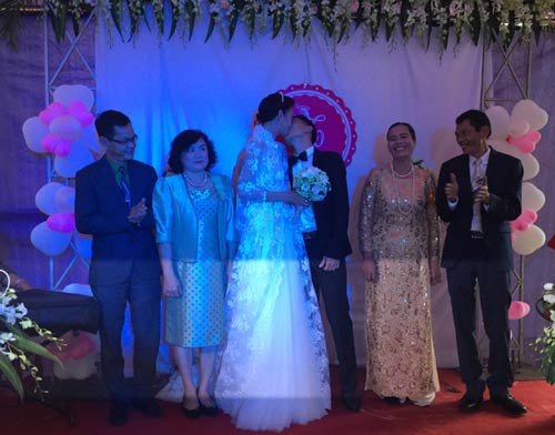 Lê Thúy hôn chồng điển trai trong ngày cưới ở quê nhà - 13