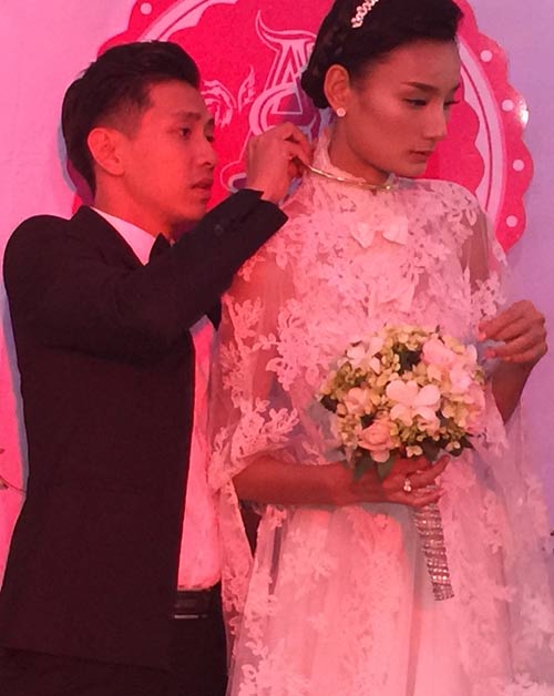 Lê Thúy hôn chồng điển trai trong ngày cưới ở quê nhà - 6