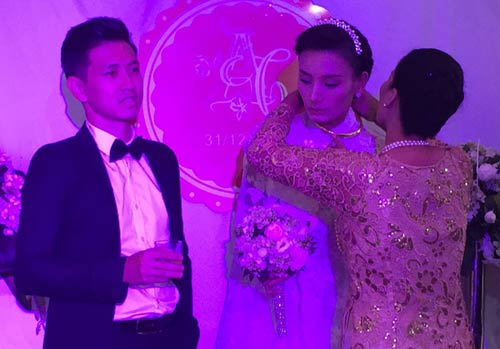 Lê Thúy hôn chồng điển trai trong ngày cưới ở quê nhà - 9
