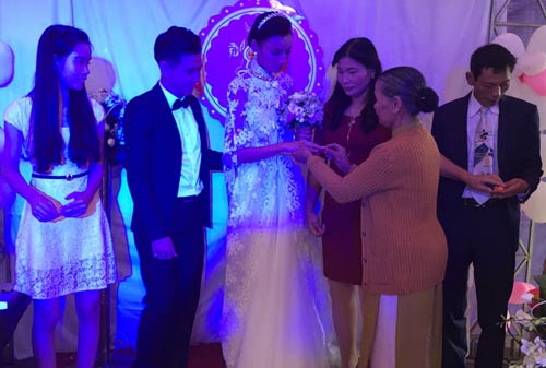 Lê Thúy hôn chồng điển trai trong ngày cưới ở quê nhà - 8