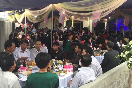 Lê Thúy hôn chồng điển trai trong ngày cưới ở quê nhà - 5