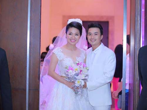 Lê Khánh - Tuấn Khải rạng rỡ rót rượu mừng - 2