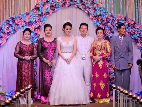 Lê Khánh - Tuấn Khải rạng rỡ rót rượu mừng - 7