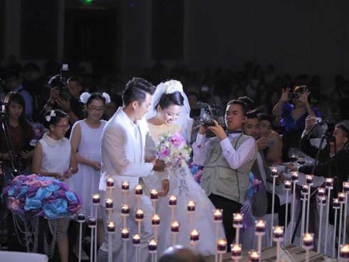 Lê Khánh - Tuấn Khải rạng rỡ rót rượu mừng - 4