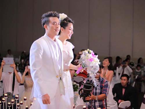 Lê Khánh - Tuấn Khải rạng rỡ rót rượu mừng - 3