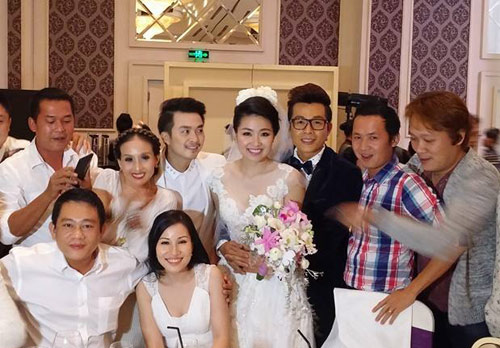 Lê Khánh - Tuấn Khải rạng rỡ rót rượu mừng - 12