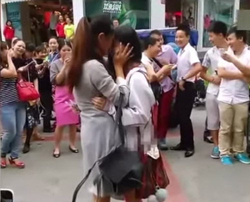 Màn cầu hôn giữa đường của cặp đôi đồng tính nữ - 3