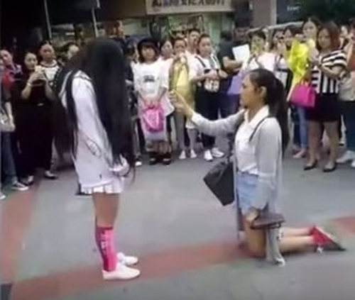 Màn cầu hôn giữa đường của cặp đôi đồng tính nữ - 2