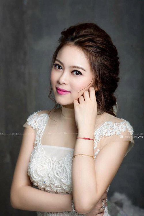 Single mom Hà Thành xinh đẹp lần thứ 2 mặc váy cưới vì con - 1