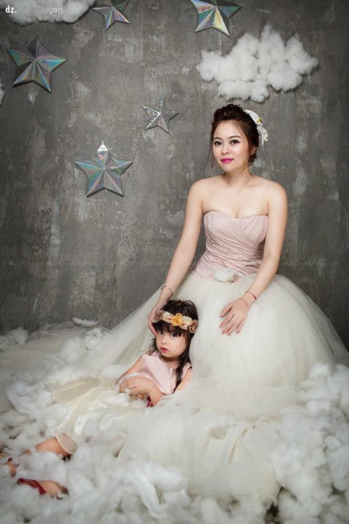 Single mom Hà Thành xinh đẹp lần thứ 2 mặc váy cưới vì con - 8