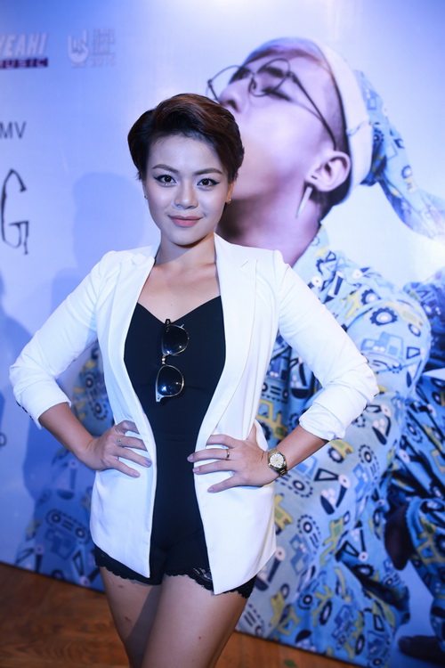 Khởi My mặc quần ngắn cũn đến mừng Tăng Nhật Tuệ - 8