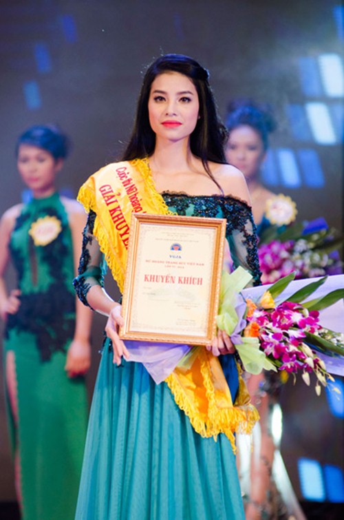 Hình ảnh quá khứ đen nhẻm của Tân HHHV Phạm Hương - 9