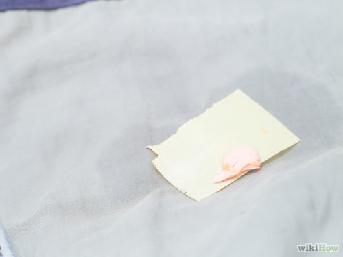 Mẹo hay loại bỏ vết kẹo cao su dính trên quần áo - 8