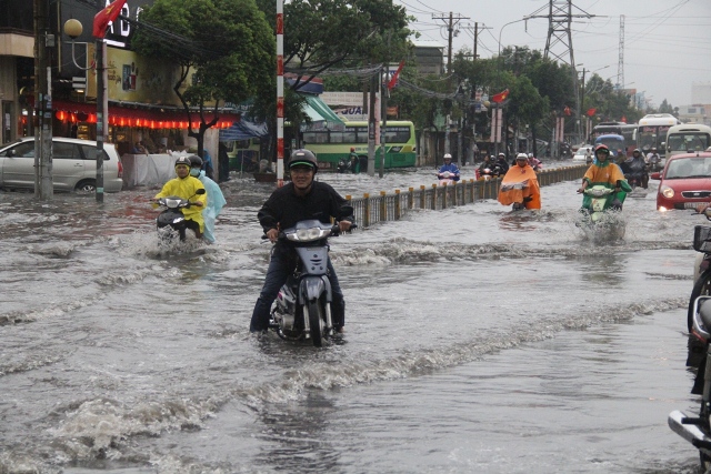 Mưa lớn, TP.HCM chìm sâu trong nước - 4