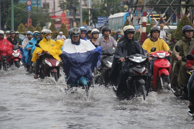 Mưa lớn, TP.HCM chìm sâu trong nước - 1