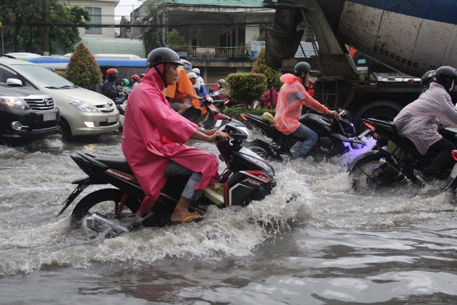 Mưa lớn, TP.HCM chìm sâu trong nước - 2