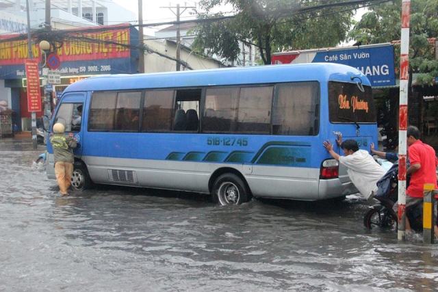 Mưa lớn, TP.HCM chìm sâu trong nước - 6