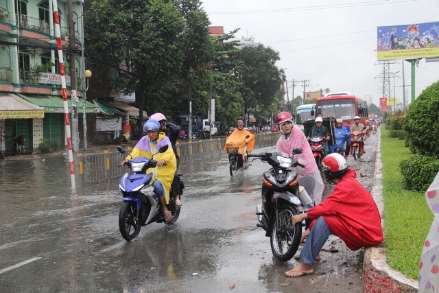 Mưa lớn, TP.HCM chìm sâu trong nước - 5