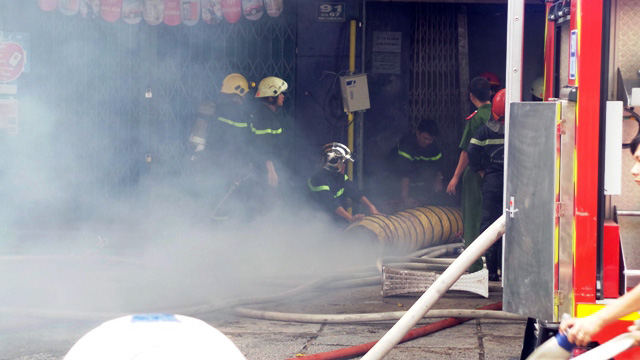 TP.HCM: Khói bốc cuồn cuộn từ cửa hàng điện thoại - 4