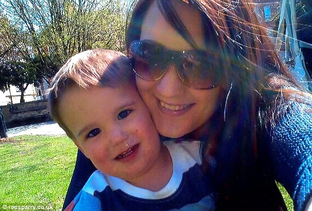 Anh: Mẹ bị phạt tù 5 năm vì mải mê Facebook, con chết đuối - 1