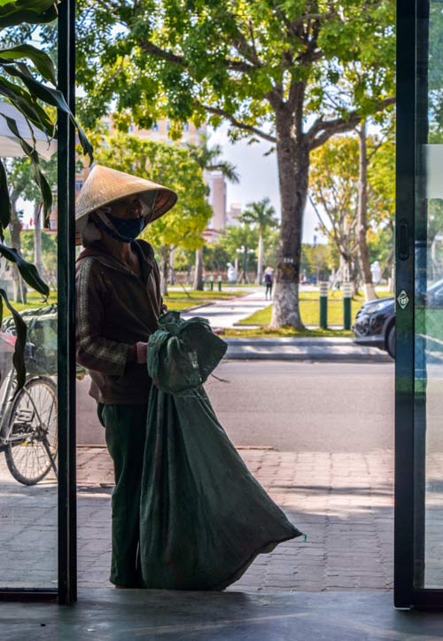 Những người phụ nữ nhọc nhằn đội nắng mưu sinh - 1