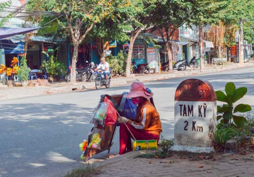 Những người phụ nữ nhọc nhằn đội nắng mưu sinh - 11