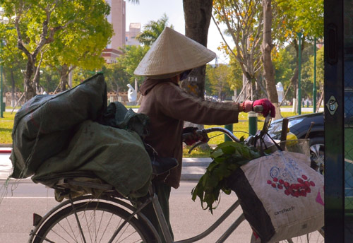 Những người phụ nữ nhọc nhằn đội nắng mưu sinh - 2