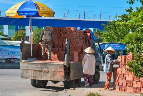 Những người phụ nữ nhọc nhằn đội nắng mưu sinh - 5