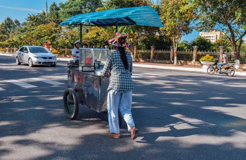 Những người phụ nữ nhọc nhằn đội nắng mưu sinh - 9